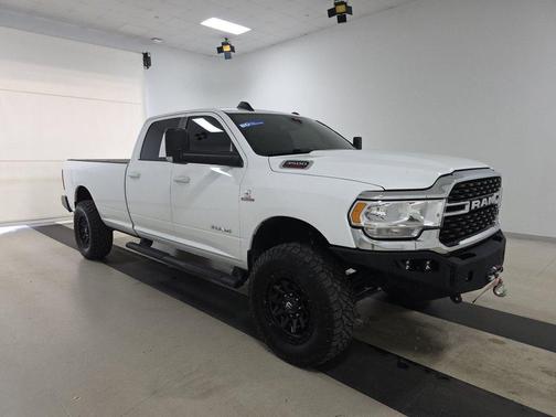 Bright White Clearcoat 2022 RAM 3500 Big Horn 4x4 Crew Cab 8' Box