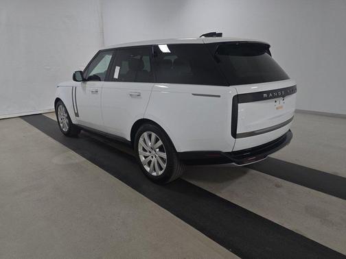 Fuji White 2025 Land Rover Range Rover P400 SE SWB