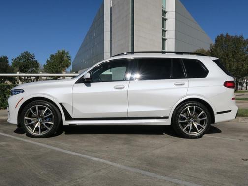 2022 BMW X7 M50i