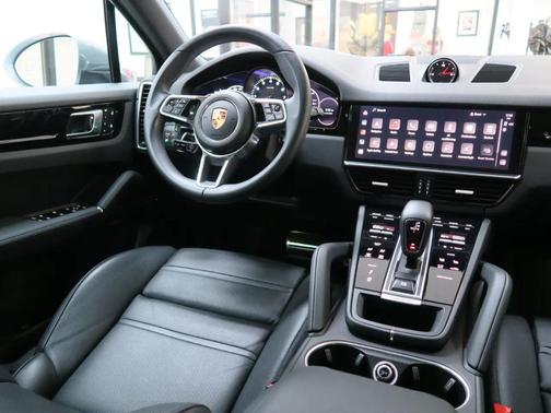 Dolomite Silver Metallic 2023 Porsche Cayenne S