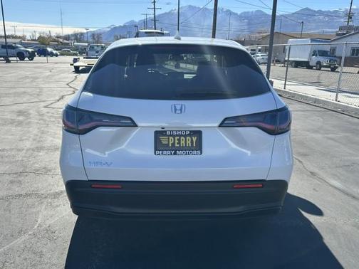 Platinum White Pearl 2026 Honda HR-V LX