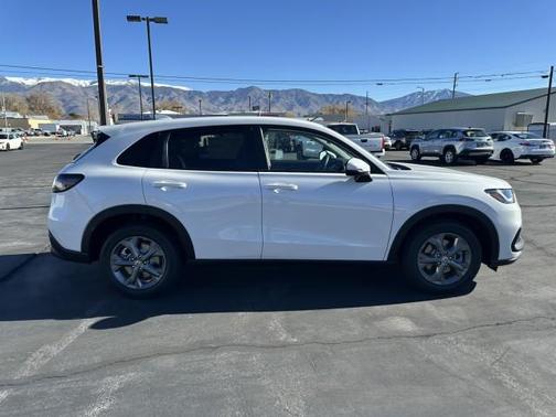 Platinum White Pearl 2026 Honda HR-V LX