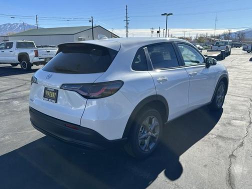 Platinum White Pearl 2026 Honda HR-V LX