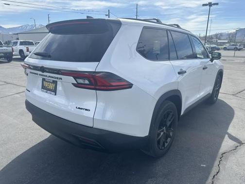 Wind Chill Pearl 2026 Toyota Highlander Hybrid Base