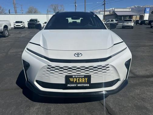 Oxygen White 2025 Toyota Crown Signia Limited