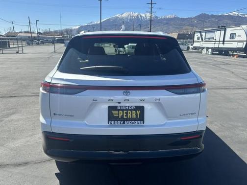 Oxygen White 2025 Toyota Crown Signia Limited