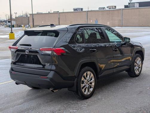 2021 Toyota RAV4 XLE Premium