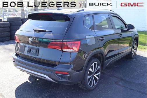 Deep Black Pearl 2022 Volkswagen Taos 1.5T SE