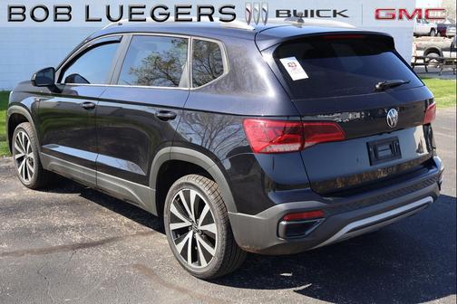 Deep Black Pearl 2022 Volkswagen Taos 1.5T SE