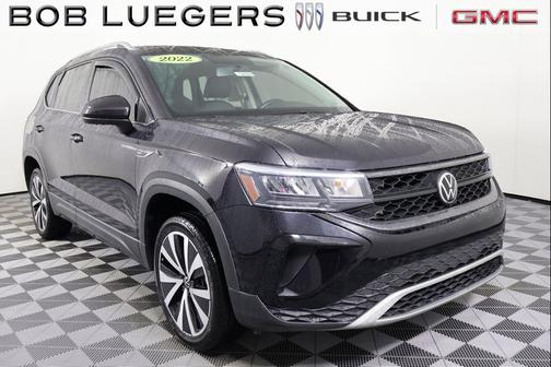 Deep Black Pearl 2022 Volkswagen Taos 1.5T SE
