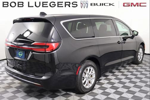 Brilliant Black Crystal Pearlcoat 2023 Chrysler Pacifica Touring L