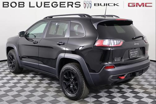 Diamond Black Crystal Pearlcoat 2022 Jeep Cherokee Trailhawk
