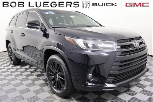 Midnight Black Metallic 2019 Toyota Highlander SE