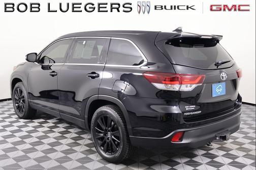 Midnight Black Metallic 2019 Toyota Highlander SE