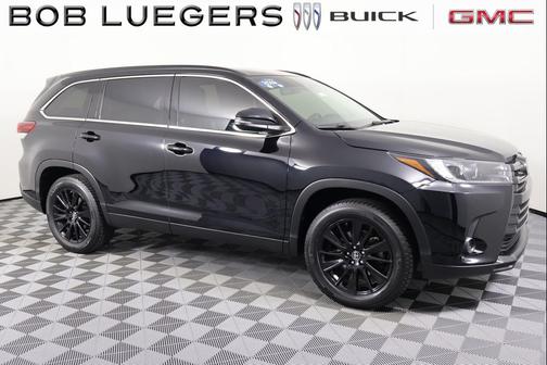 Midnight Black Metallic 2019 Toyota Highlander SE