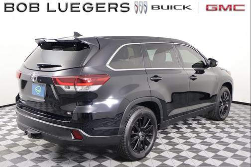 Midnight Black Metallic 2019 Toyota Highlander SE