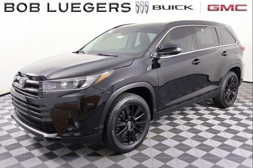 Midnight Black Metallic 2019 Toyota Highlander SE