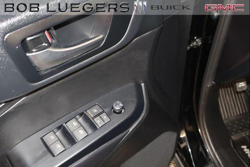 Midnight Black Metallic 2019 Toyota Highlander SE