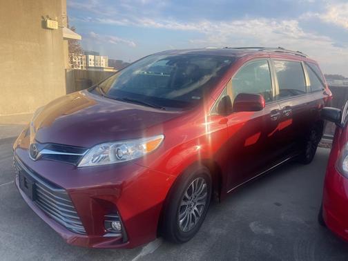 2020 Toyota Sienna XLE