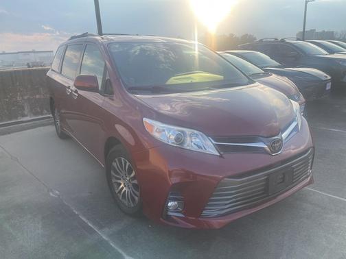 2020 Toyota Sienna XLE