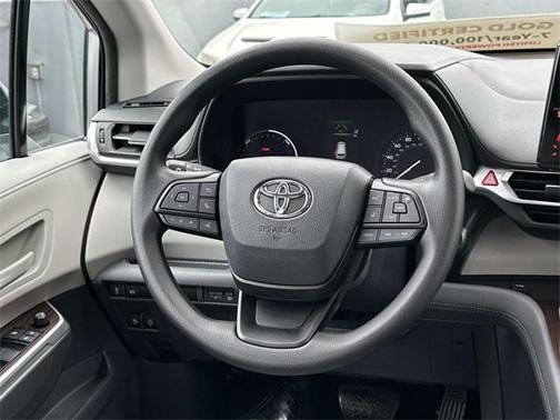 2024 Toyota Sienna LE