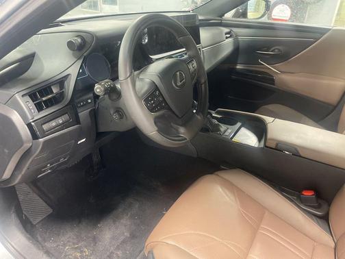 2025 Lexus ES 300h Luxury