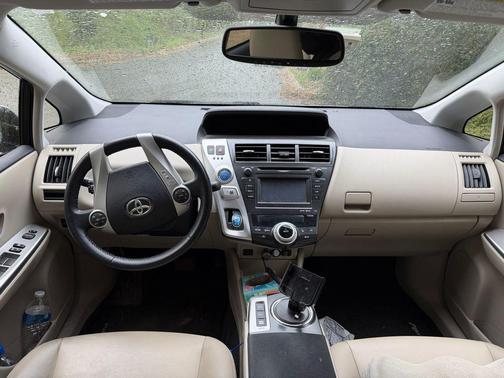 2013 Toyota Prius v Five
