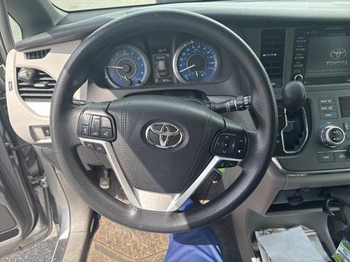 2018 Toyota Sienna LE