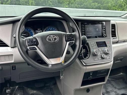 2018 Toyota Sienna LE