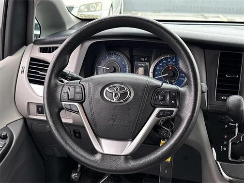 2018 Toyota Sienna LE