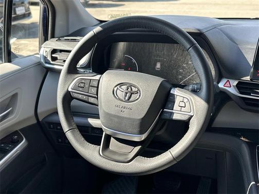 2021 Toyota Sienna XLE 8 Passenger