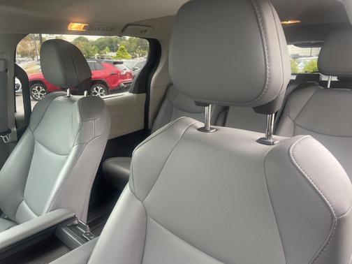 2021 Toyota Sienna XLE 8 Passenger