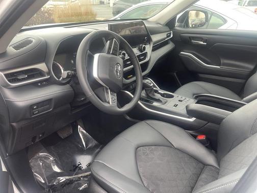 2025 Toyota Highlander Hybrid XLE