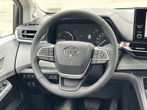 Wind Chill Pearl 2026 Toyota Sienna XLE