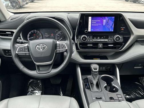 Moon Dust 2023 Toyota Highlander XLE