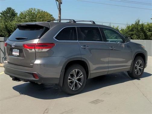 Photo 4 of 30 of 2019 Toyota Highlander LE