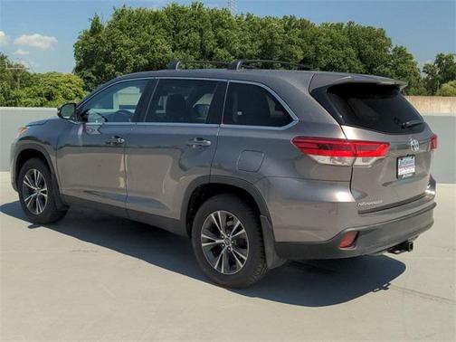 Photo 2 of 30 of 2019 Toyota Highlander LE