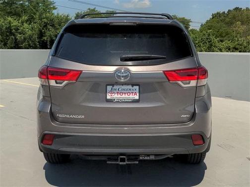 Photo 3 of 30 of 2019 Toyota Highlander LE