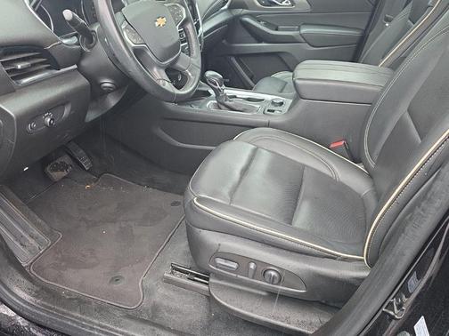 Mosaic Black Metallic 2023 Chevrolet Traverse Premier