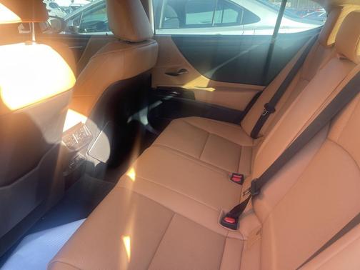 2024 Lexus ES 300h Base