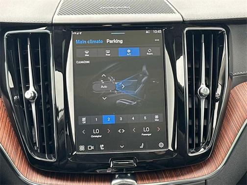2024 Volvo XC60 Recharge Plug-In Hybrid T8 Ultimate Dark Theme