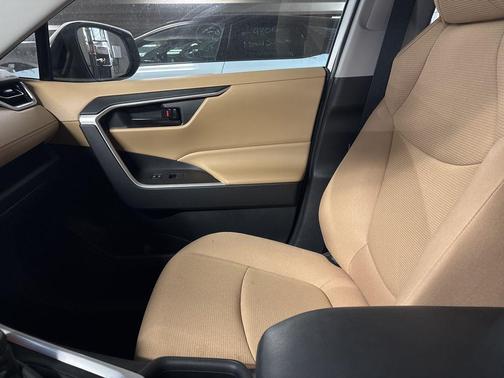 Ice Cap 2023 Toyota RAV4 LE