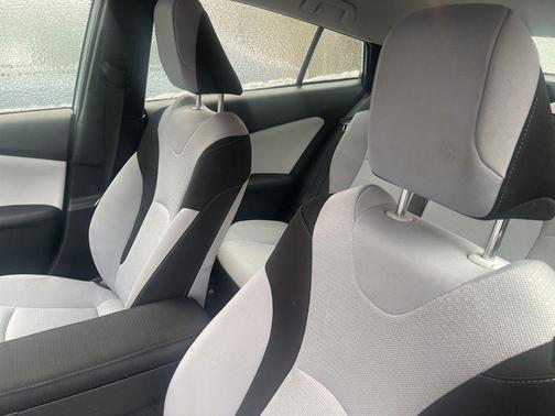 2020 Toyota Prius LE