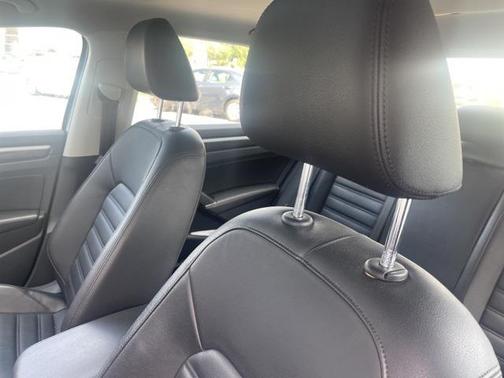 2017 Volkswagen Passat 1.8T SEL Premium