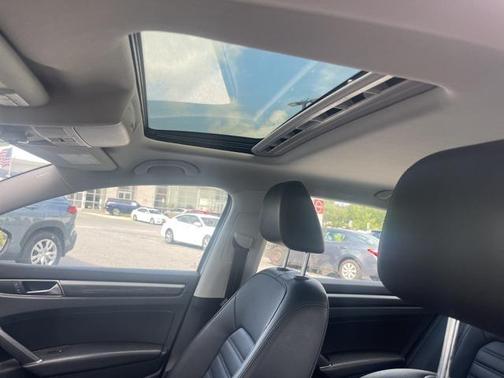 2017 Volkswagen Passat 1.8T SEL Premium