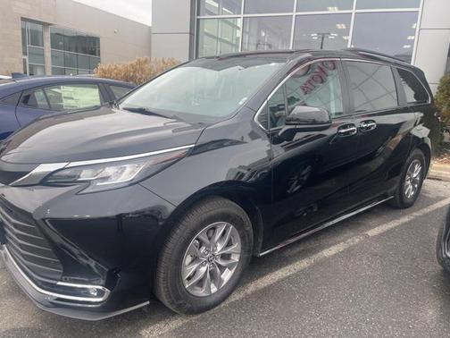2022 Toyota Sienna XLE 8 Passenger