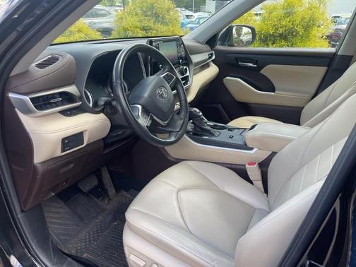 2022 Toyota Highlander Hybrid XLE