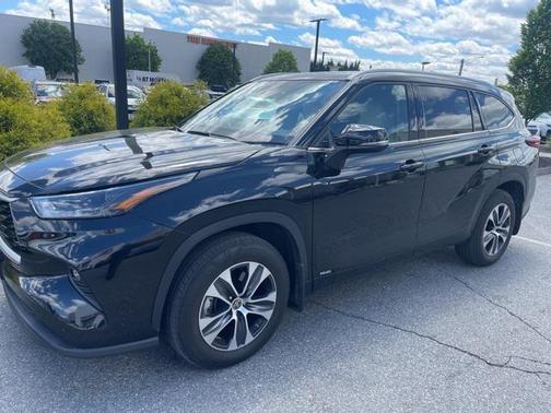 2022 Toyota Highlander Hybrid XLE