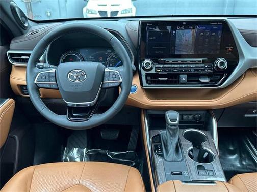 2021 Toyota Highlander Hybrid Platinum