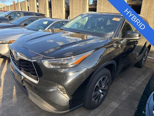 Midnight Black Metallic 2024 Toyota Highlander Hybrid XLE